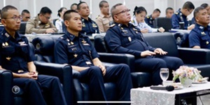 การรับฟังการแถลงผลการฝึกงาน เป็นฝ่ายอำนวยการ ของนายทหารนักเรียนเสนาธิการทหารอากาศ รุ่นที่ ๕๘